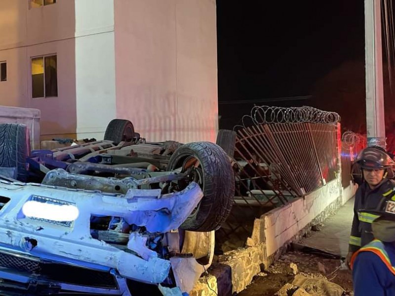 Borracho se impactó contra condominio en Hacienda Mompaní