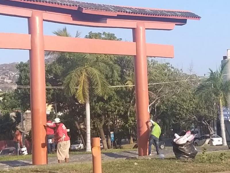 Borran pintas que hicieron feministas en la Plaza Kioto