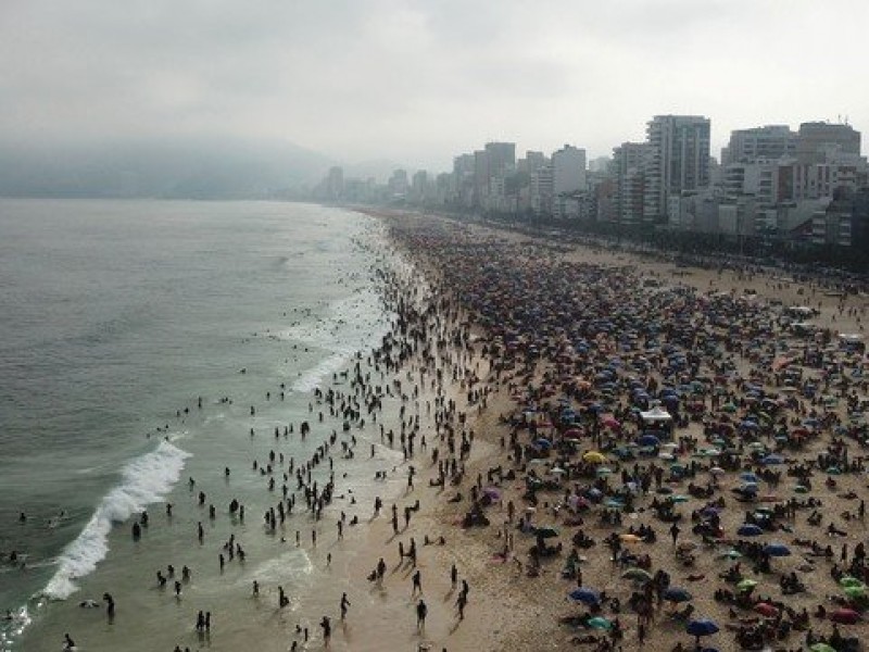 Brasil llena playas pese aumento Covid-19