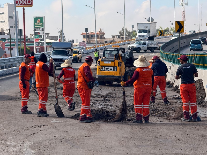 Brigadas atienden encharcamientos tras lluvias en Central de Abasto