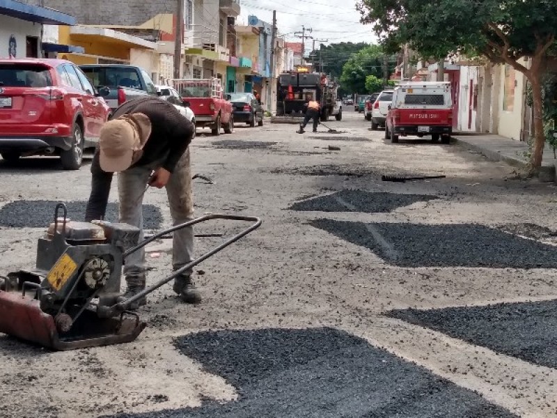 Brigadas de bacheo rehabilitan calles en Tepic