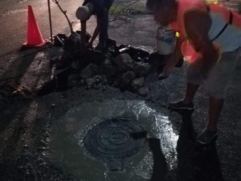 Brigadas de SMAPA revisan drenajes para evitar colapsos.