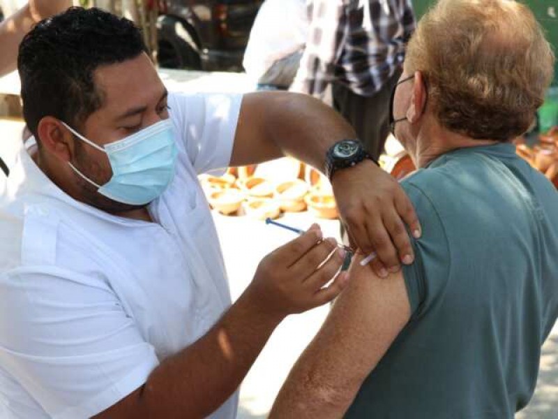 Brigadas itinerantes de vacunación visitan mercados