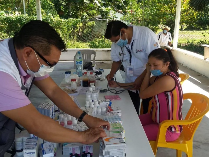 Brigadas sanitarias atienden a población afectada en Las Choapas