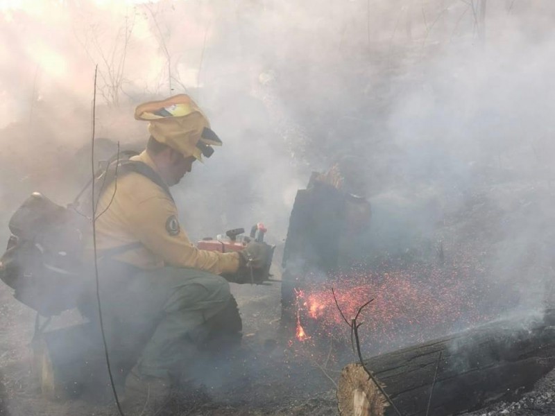 Brigadistas, voluntarios y equipo aéreo combaten incendio en Los Reyes