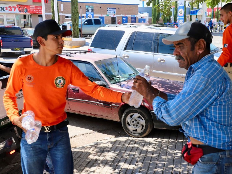 Brinda agua a ciudadanos protección civil por altas temperaturas