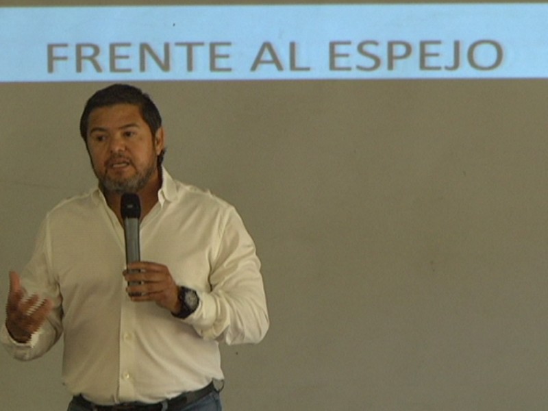 Brinda conferencia magistral Daniel Guzmán