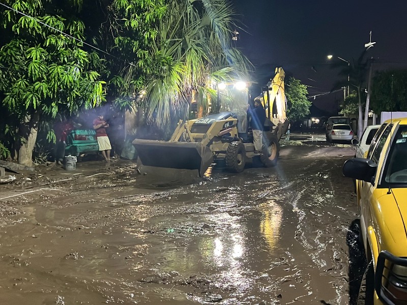 Brindan apoyo a familias que resultaron afectadas tras lluvias