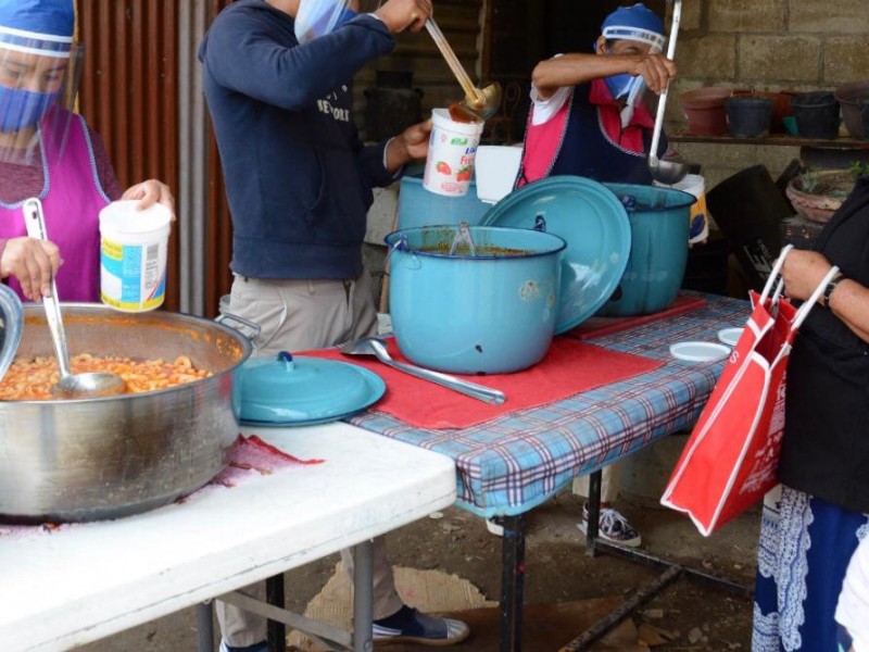 Brindan apoyo alimentario a población marginada