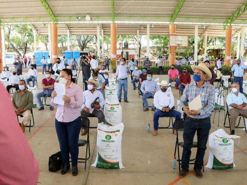 Brindan apoyos a sector ganadero y agrícola en Villacorzo