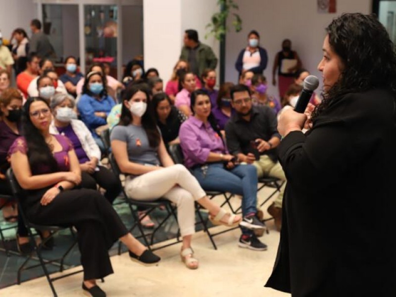 Brindan conferencia contra la violencia hacia las mujeres en Tuxtla