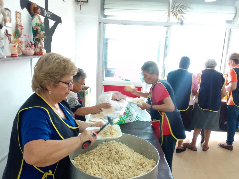 Brindan desayunos gratuitos a personas en Veracruz