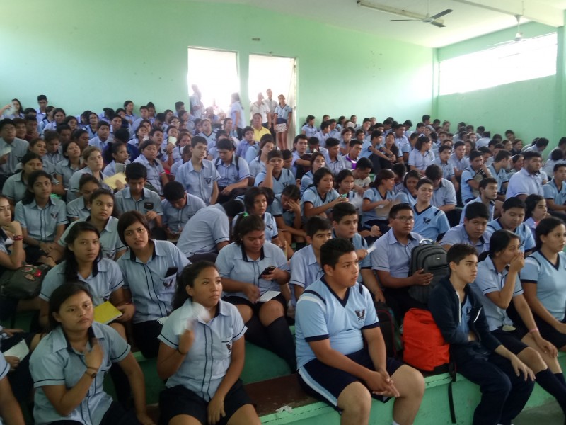 Brindan platicas de alcoholismo a estudiantes