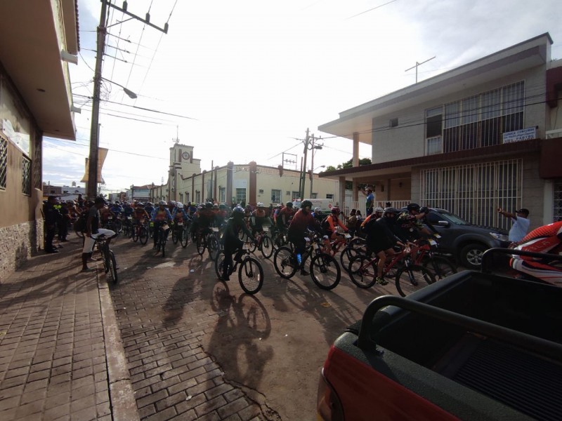 Brindan seguridad en evento ciclista 