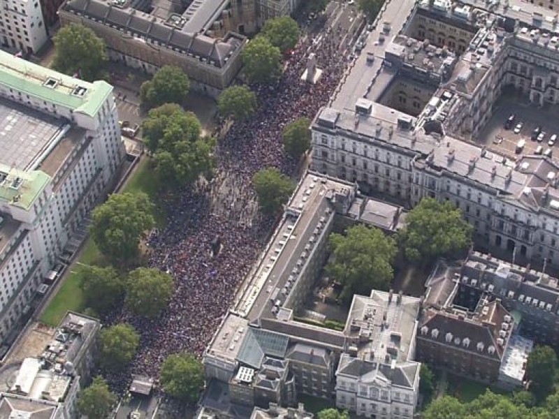 Británicos protestan contra la suspensión del Parlamento
