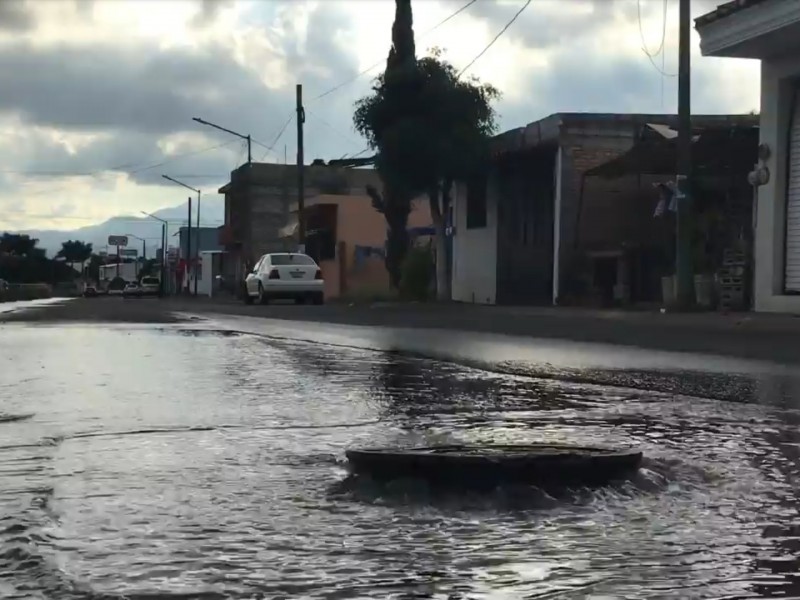 Brotan aguas negras en Av. De la Torre