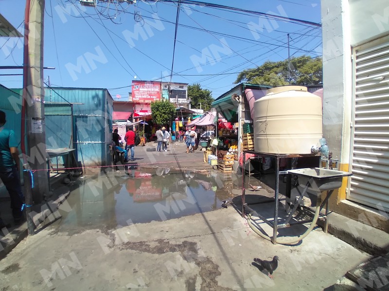 Brotan aguas negras al exterior del mercado de Salina Cruz