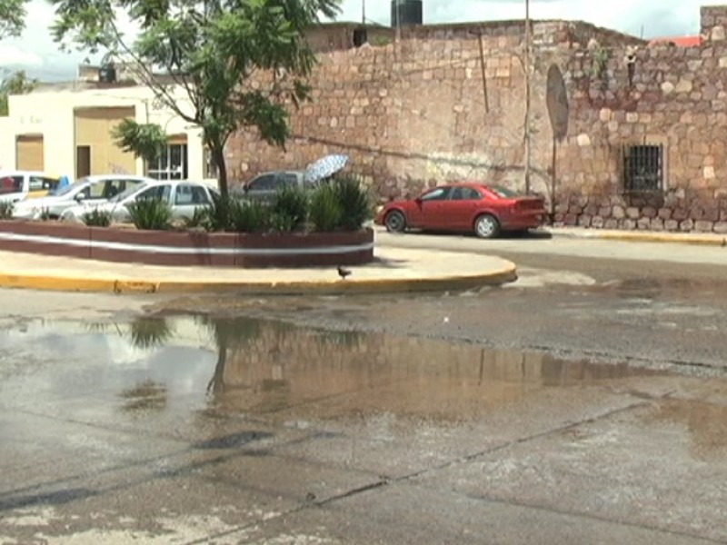 Brotan aguas negras de alcantarilla en Guadalupe