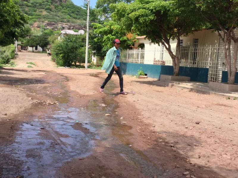 Brotan aguas negras en Nuevo San Miguel