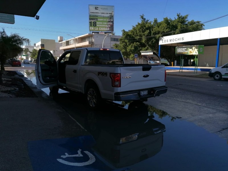 Brotan aguas negras sobre zona hotelera de Los Mochis