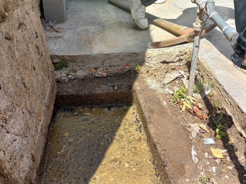 Brotan las aguas negras en las casas de la colonia Nuevo Hermosillo