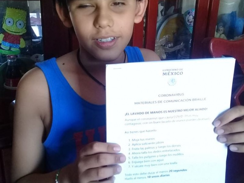 Bruno Díaz recibe información en braille sobre el Covid-19