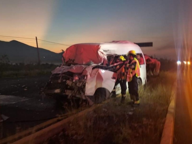 Brutal accidente deja un muerto y 12 lesionados