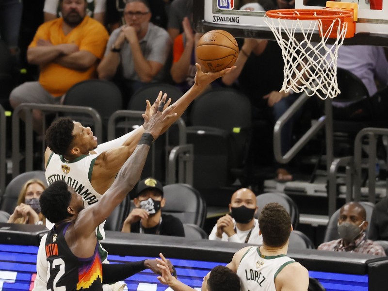 Bucks a un juego del campeonato de la NBA