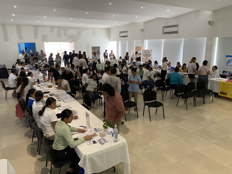 Buena asistencia a la Feria del Empleo en Zihuatanejo