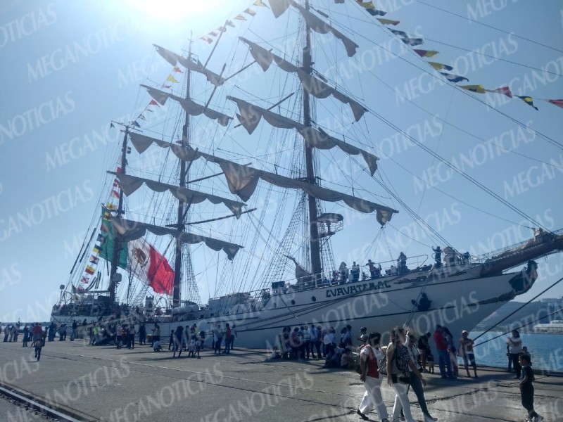 Buque Cuauhtémoc atraca en Salina Cruz