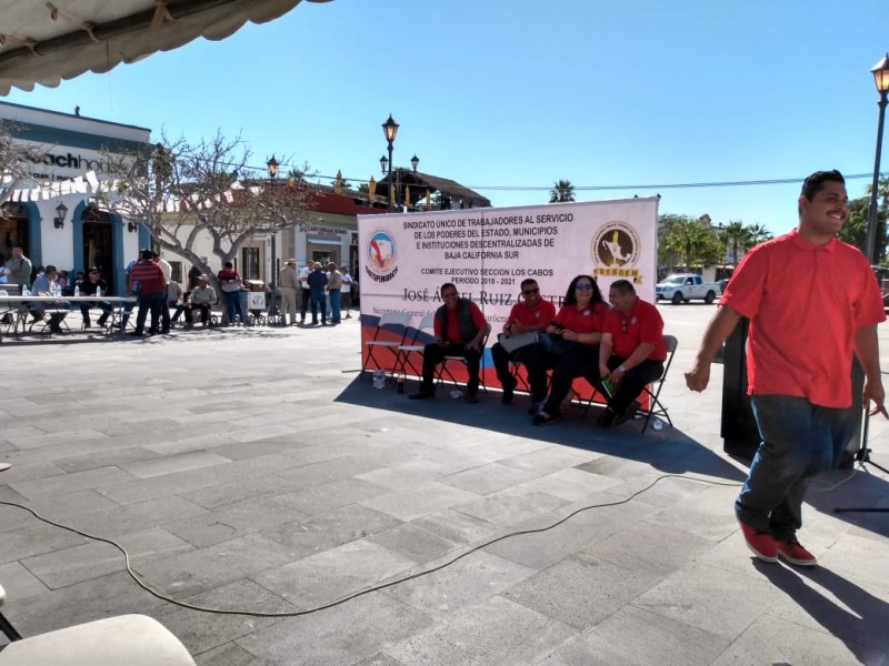 Burócratas acuden a asamblea en plaza mijares