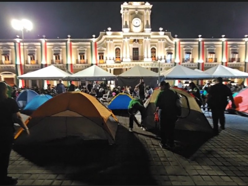 Burócratas instalan campamento en plaza Benito Juárez antes de festejos patrios