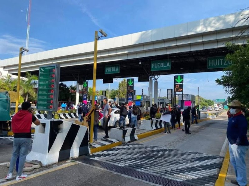 Burócratas toman caseta en Huitzo, protestan contra Decreto 24 y exigen respuesta