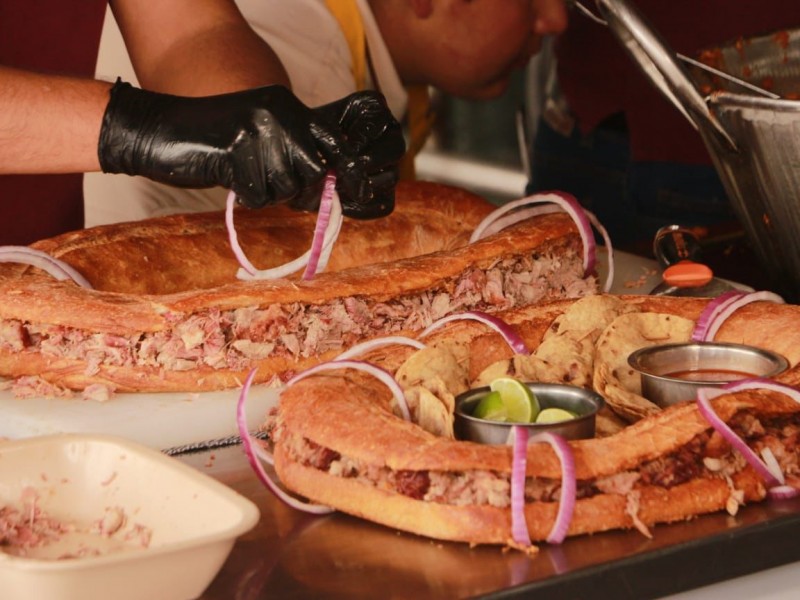 *Busca Zapotlanejo nuevo récord de mega rosca de torta ahogada*