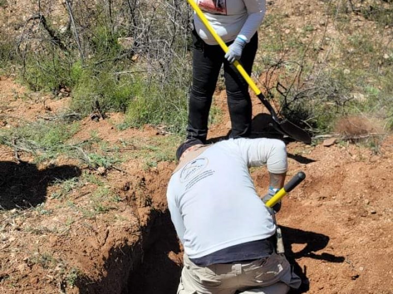 Buscadoras de la frontera localizaron 5 cuerpos en fosas