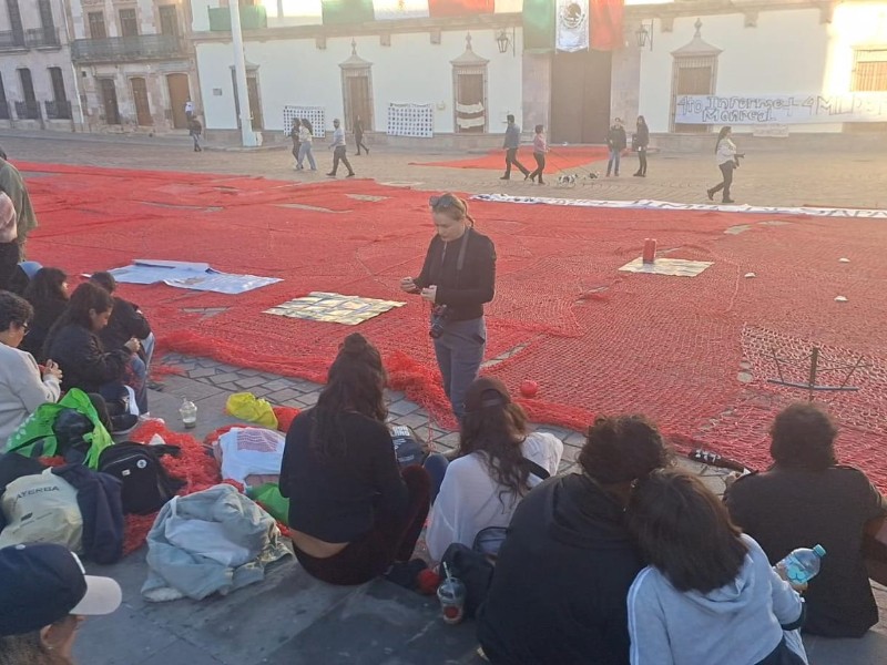 Buscadoras realizan tejido masivo como protesta