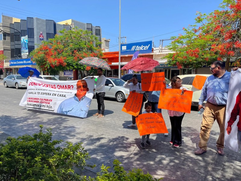 Buscan a Jaime Omar, se manifiestan ante la Fiscalía en Los Mochis