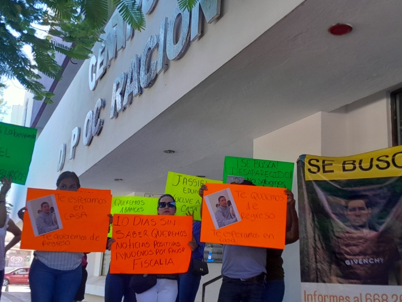 Buscan a Jassiel Eduardo, familiares protestan ante la Vicefiscalía en Los Mochis
