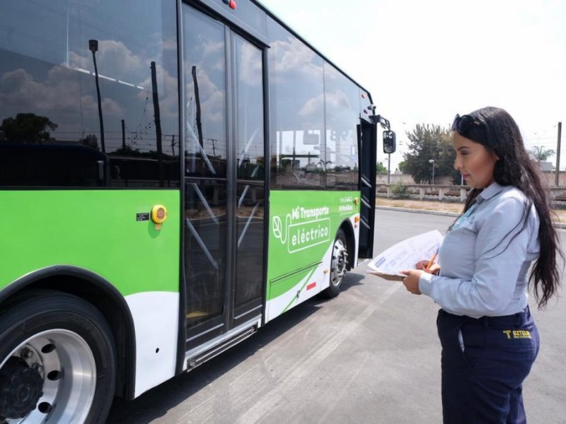 Buscan a más mujeres conductoras de transporte público