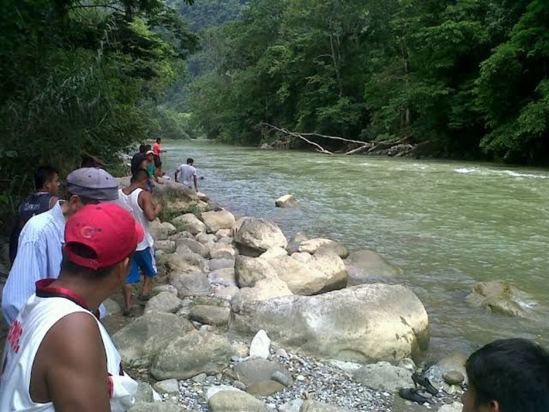 Buscan a niña arrastrada por la corriente del río Petlapa