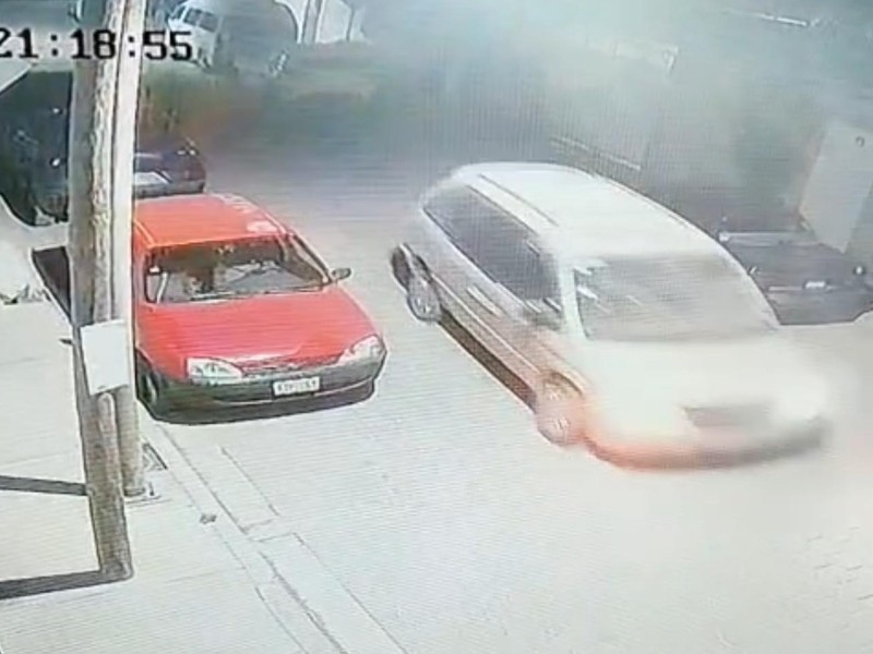 Buscan a responsable de chocar autos estacionados