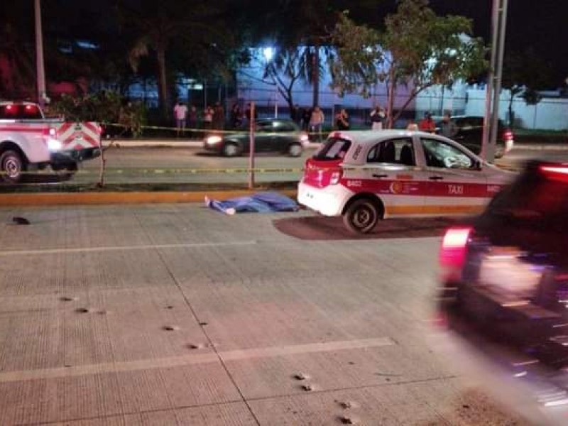 Buscan a taxista que atropelló a madre e hija