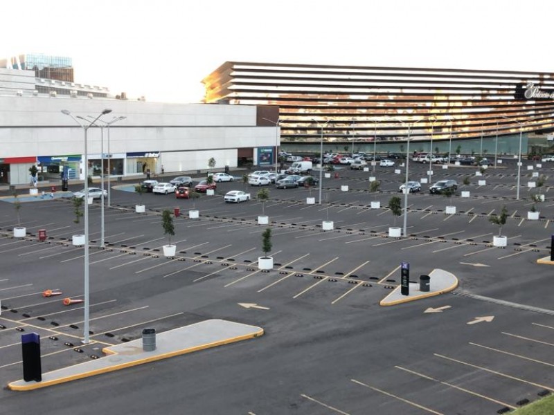 Buscan acuerdos para garantizar gratuidad en estacionamientos de plazas comerciales