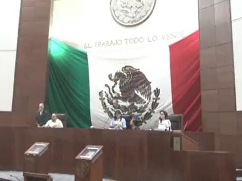 Buscan cambiar horario escolar por olas de calor