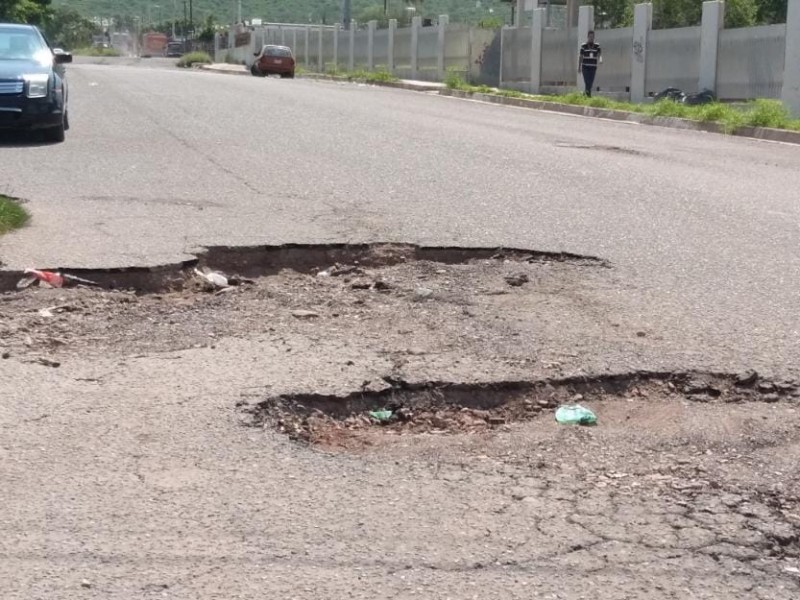 Buscan en Congreso que paguen daños a vehículos por baches