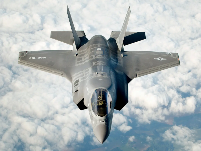 Buscan F-35 que habría viajado en piloto automático