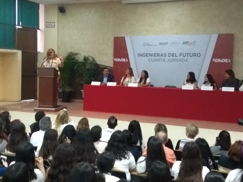 Buscan mayor presencia femenina en ingenierías