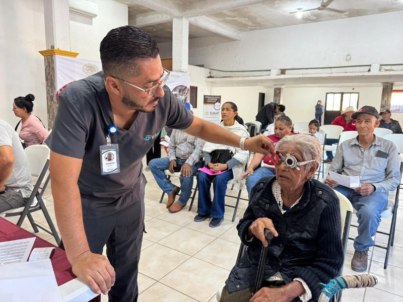 Buscan mejorar la salud visual de adultos mayores en El Fuerte