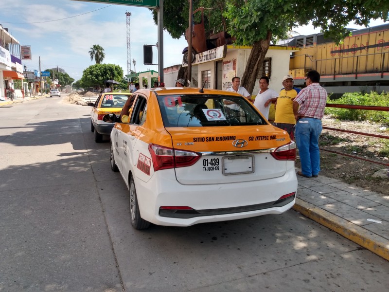 Buscan regularizar nuevos taxis en Ixtepec
