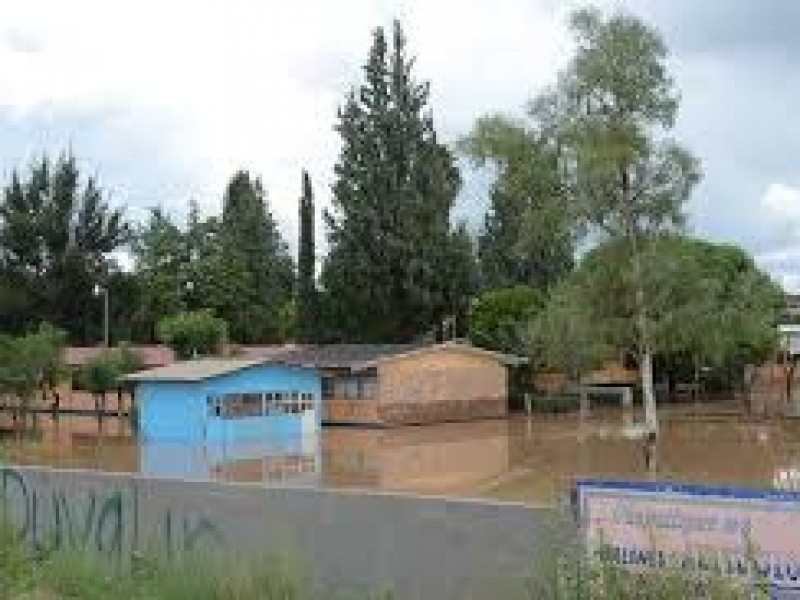 Buscan rehabilitar escuela afectada por inundaciones en Fresnillo